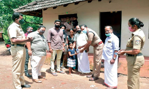 ആ​രാ​ധ്യ​യെ സ്​​മാ​ർ​ട്ടാ​ക്കി ജ​ന​മൈ​ത്രി പൊ​ലീ​സ്​