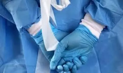 കോവിഡ് രോഗികൾ വാഹനം ലഭിക്കാതെ മൂന്നു മണിക്കൂർ റോഡരികിൽ