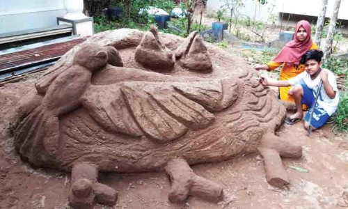 റി​സാ​ലി​ന് മ​ൺ​ശി​ൽ​പം ഒ​രു​ക്കി​ നാ​ലാം ക്ലാ​സു​കാ​ര​െൻറ ആ​ദ​രം