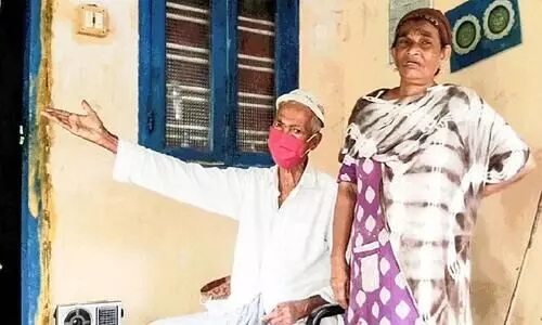 ത​ക​ർ​ന്നു​വീ​ഴാ​റാ​യ വീ​ട്ടി​ൽഭീ​തി​യോ​ടെ വ​യോ​ദ​മ്പ​തി​ക​ൾ