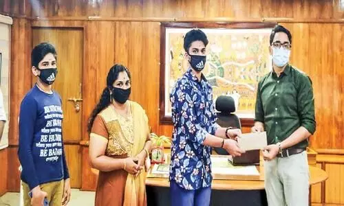 ചിത്രങ്ങള്‍ വരച്ചുകിട്ടിയ​ 15,000 രൂപ സഹായവുമായി പത്താംക്ലാസുകാരൻ