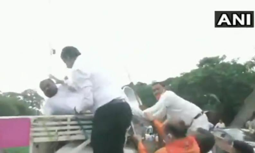 കാർഷിക ബില്ലിനെതിരെ പ്രതിഷേധിച്ചവരെ അടിച്ചോടിച്ച്​ ബി.ജെ.പി പ്രവർത്തകർ; നിഷ്​ക്രിയരായി പൊലീസ്​