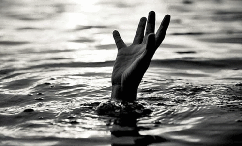 പുഴ കാണിക്കാൻ പോയ പിതാവിനെയും മകനെയും ഒഴുക്കിൽപെട്ട് കാണാതായി