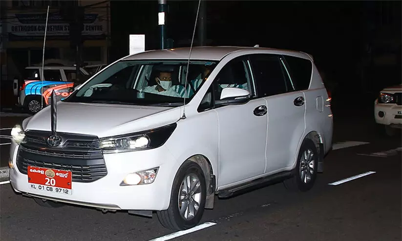 മന്ത്രി കെ.ടി ജലീൽ എ.കെ.ജി സെൻററിൽ കോടിയേരിയുമായി കൂടിക്കാഴ്ച നടത്തി മന്ത്രി കെ.ടി ജലീൽ എ.കെ.ജി സെൻററിൽ കോടിയേരിയുമായി കൂടിക്കാഴ്ച നടത്തി