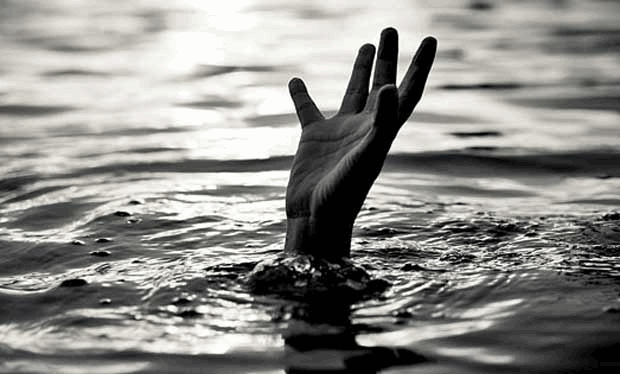 പുഴ കാണിക്കാൻ പോയ പിതാവിനെയും മകനെയും ഒഴുക്കിൽപെട്ട് കാണാതായി പുഴ കാണിക്കാൻ പോയ പിതാവിനെയും മകനെയും ഒഴുക്കിൽപെട്ട് കാണാതായി