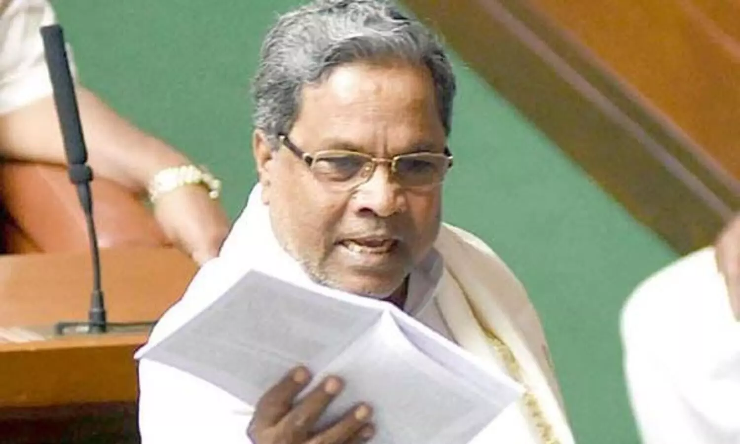 കാർഷിക ഭൂപരിഷ്​കരണ ഭേദഗതി ബിൽ നിയമസഭയിൽ കീറിയെറിഞ്ഞ്​ സിദ്ധരാമയ്യ