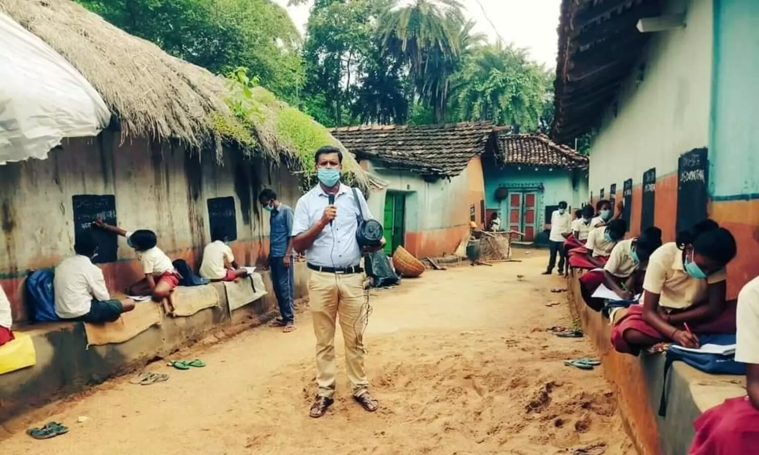 ഗ്രാമം പാഠശാലയായി, ചുവരുകൾ ബ്ലാക്​ബോർഡ്​, ക്ലാസെടുക്കുന്നത്​ ലൗഡ്​ സ്​പീക്കറുകളിൽ; വ്യത്യസ്​തമായി കോവിഡ്​ കാല​ത്തെ പഠനം