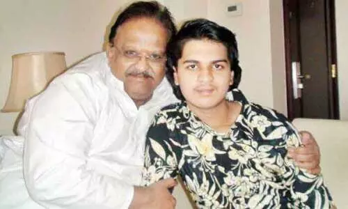 കാർത്തികിനെ ചേർത്തുപിടിച്ച എസ്​.പി.ബി