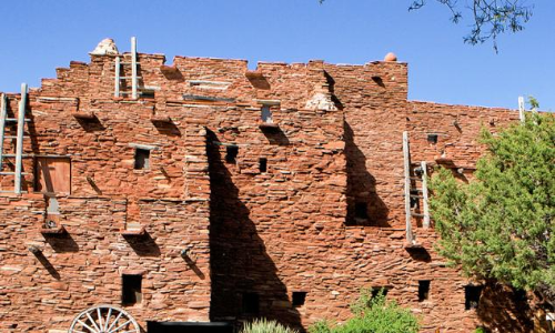 വാതിലില്ല, വീട്ടിൽ കയറാൻ മേൽക്കൂര പൊളിക്കണം ; ഇങ്ങനെയും ചിലരുണ്ട്​