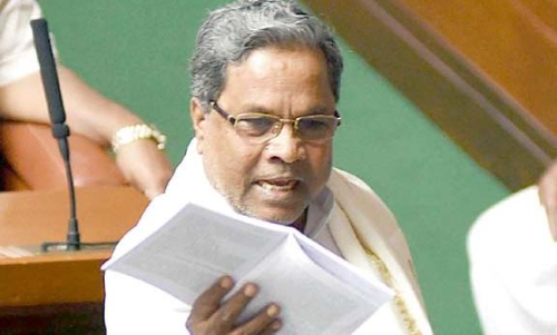 കാർഷിക ഭൂപരിഷ്​കരണ ഭേദഗതി ബിൽ നിയമസഭയിൽ കീറിയെറിഞ്ഞ്​ സിദ്ധരാമയ്യ