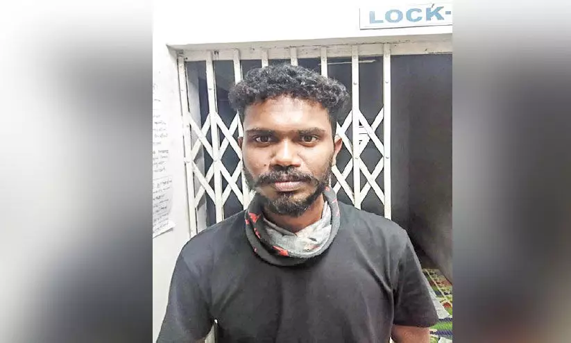 റിമാൻഡ് പ്രതിയുടെ ആക്രമണത്തിൽ എസ്.ഐക്ക് പരിക്ക് റിമാൻഡ് പ്രതിയുടെ ആക്രമണത്തിൽ എസ്.ഐക്ക് പരിക്ക്