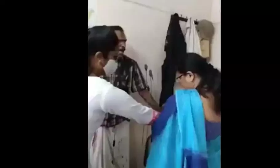 സ്ത്രീവിരുദ്ധത പ്രചരിപ്പിെച്ചന്ന്; ഭാഗ്യലക്ഷ്മിയുടെ നേതൃത്വത്തിൽ കരിഒായിൽ ഒഴിച്ച് പ്രതിഷേധം സ്ത്രീവിരുദ്ധത പ്രചരിപ്പിെച്ചന്ന്; ഭാഗ്യലക്ഷ്മിയുടെ നേതൃത്വത്തിൽ കരിഒായിൽ ഒഴിച്ച് പ്രതിഷേധം