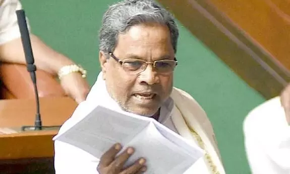 കാർഷിക ഭൂപരിഷ്കരണ ഭേദഗതി ബിൽ നിയമസഭയിൽ കീറിയെറിഞ്ഞ് സിദ്ധരാമയ്യ കാർഷിക ഭൂപരിഷ്കരണ ഭേദഗതി ബിൽ നിയമസഭയിൽ കീറിയെറിഞ്ഞ് സിദ്ധരാമയ്യ