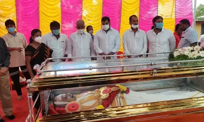 എസ്​.പി.ബിക്ക്​ ആയിരങ്ങളുടെ യാത്രാമൊഴി