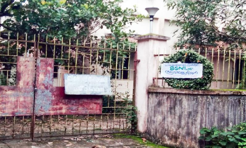 കാടുപിടിച്ച്​ പെരുമ്പളം ബി.എസ്.എൻ.എൽ ഓഫിസ്