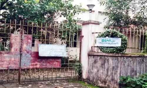 കാടുപിടിച്ച്​ പെരുമ്പളം ബി.എസ്.എൻ.എൽ ഓഫിസ്