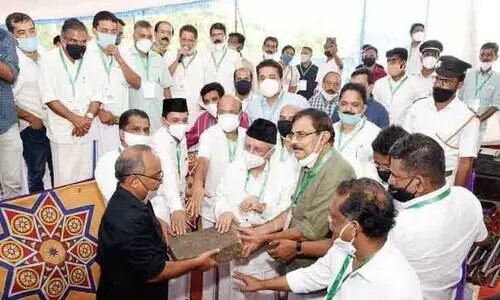 മുളങ്കുന്നത്തുകാവിൽ സി.എച്ച്​ സെൻററിന്​ ശിലയിട്ടു