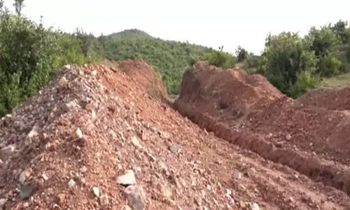 ജലദൗർലഭ്യം പരിഹരിക്കാൻ മധ്യപ്രദേശിൽ സ്ത്രീകൾ മുന്നിട്ടിറങ്ങി; കുന്നിൻമുകളിലെ വെള്ളം ഗ്രാമത്തിലെത്തി ജലദൗർലഭ്യം പരിഹരിക്കാൻ മധ്യപ്രദേശിൽ സ്ത്രീകൾ മുന്നിട്ടിറങ്ങി; കുന്നിൻമുകളിലെ വെള്ളം ഗ്രാമത്തിലെത്തി