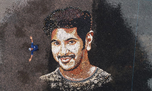 ഉരുളന് കല്ലുകള് കൊണ്ട് ദുൽഖറിനെ ഒരുക്കി ഡാവിഞ്ചി സുരേഷ് ഉരുളന് കല്ലുകള് കൊണ്ട് ദുൽഖറിനെ ഒരുക്കി ഡാവിഞ്ചി സുരേഷ്