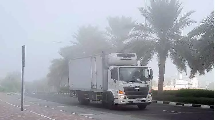 കനത്ത മൂടൽമഞ്ഞിൽ ഹെവി വാഹനങ്ങൾ ഓടിച്ചാൽ പിഴ