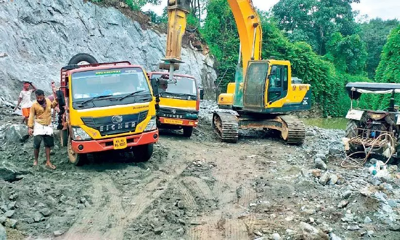 കരിങ്കൽ, ചെങ്കൽ ക്വാറികളിൽ പൊലീസ് പരിശോധന; 11 ലോറികൾ പിടികൂടി