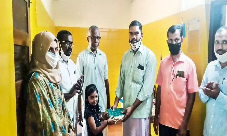 ഒാൺലൈൻ ക്ലാസുകൾ വൈറൽ; ഹിബക്ക് സമ്മാനവുമായി അധ്യാപകർ ഒാൺലൈൻ ക്ലാസുകൾ വൈറൽ; ഹിബക്ക് സമ്മാനവുമായി അധ്യാപകർ