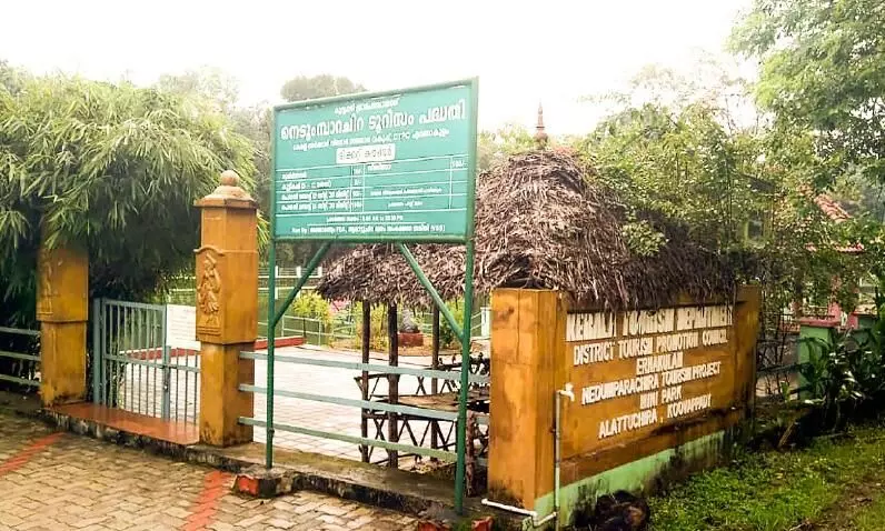 വരുവാനില്ലാരുമീ വഴി...