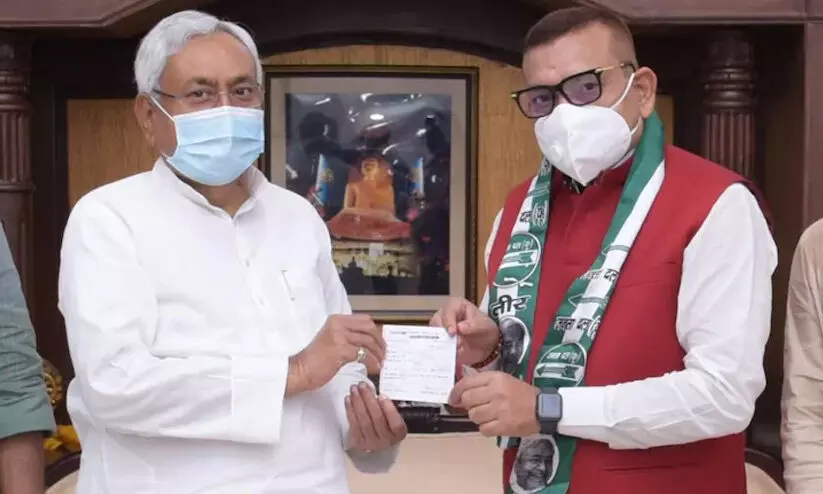 ബി.ജെ.പിയിലേക്കല്ല; ബിഹാർ മുൻ ഡി.ജി.പി ഗുപ്​തേശ്വർ പാണ്ഡെ ജെ.ഡി.യുവിൽ