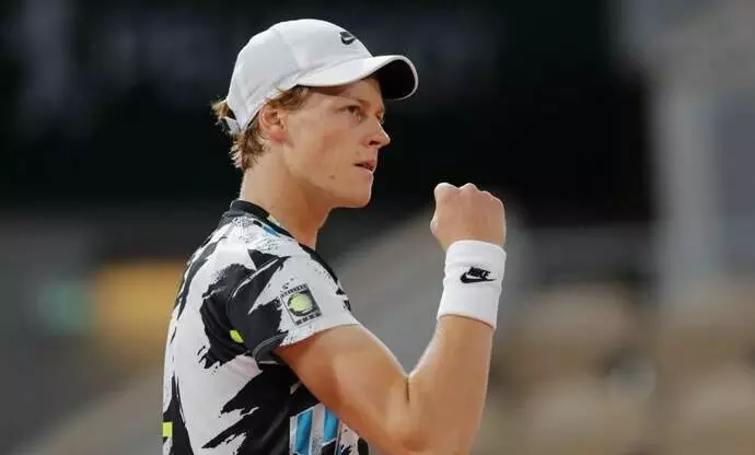 ഫ്രഞ്ച് ഒാപൺ: ഗഫിനെ അട്ടിമറിച്ച് ജാനിക് സിന്നർ; ഹാലെപ്, അസരെങ്ക രണ്ടാം റൗണ്ടിൽ ഫ്രഞ്ച് ഒാപൺ: ഗഫിനെ അട്ടിമറിച്ച് ജാനിക് സിന്നർ; ഹാലെപ്, അസരെങ്ക രണ്ടാം റൗണ്ടിൽ