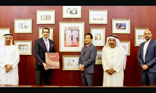 ജോ​യ്​ ആ​ലു​ക്കാ​സി​െൻറ കോ​ഫി ടേ​ബ്​​ൾ ബു​ക്ക്​ ദു​ബൈ​യി​ൽ പ്ര​കാ​ശ​നം ചെ​യ്​​തു