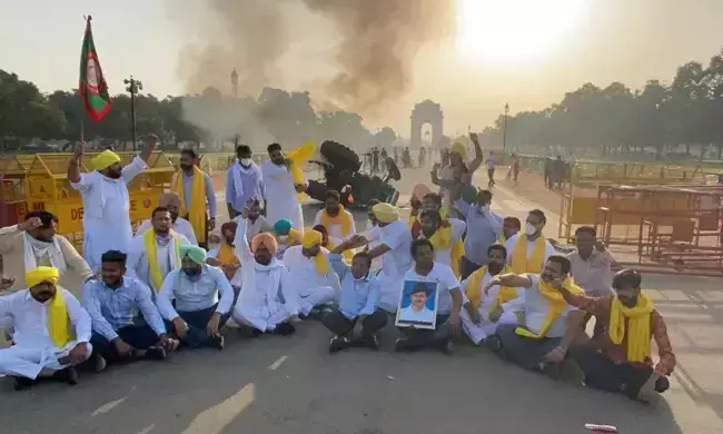 ഇന്ത്യാ ഗേറ്റിൽ ട്രാക്ടർ കത്തിച്ച് കർഷകരുടെ പ്രതിഷേധം