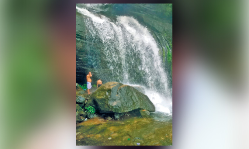 വെ​ള്ള​ച്ചാ​ട്ട​ങ്ങ​ളി​ലെ അ​പ​ക​ട​ക​ര​മാ​യ കു​ളി നി​യ​ന്ത്രി​ക്കാ​ൻ ഉ​ദ്യോ​ഗ​സ്ഥ​രി​ല്ല