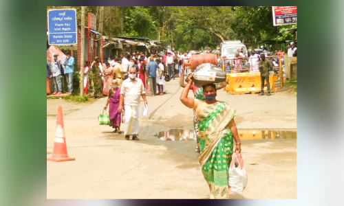 കോവിഡ് ജാഗ്രത തകിടംമറിയുന്നു; അതിർത്തി കടക്കാൻ വൻതിരക്ക്