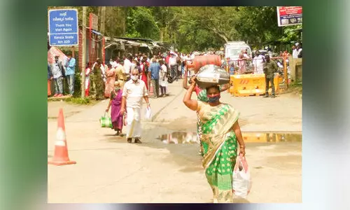 കോവിഡ് ജാഗ്രത തകിടംമറിയുന്നു; അതിർത്തി കടക്കാൻ വൻതിരക്ക്