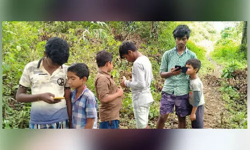 ഗവിയിലെ കുട്ടികൾ സ്മാർട്ട് ഫോണിൽ വിക്ടേഴ്സ് ചാനൽ കിട്ടുമോയെന്ന്​ പരിശോധിക്കുന്നു