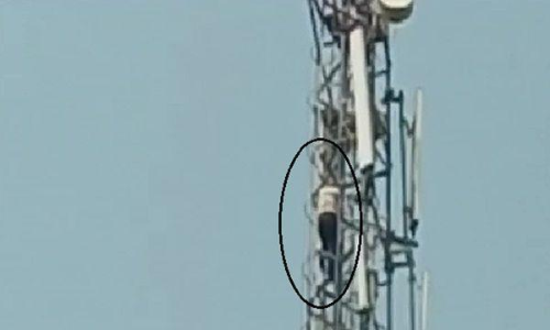 ഭാര്യയുമായി ഉടക്കി; ഭീഷണിയുമായി മൊബൈൽ ടവറിന്​ മുകളിൽ കയറി ​ഭർത്താവ്​