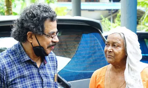 പുസ്തകങ്ങളെ ചങ്ങാതിയാക്കിയ വയോധികയെ തേടി എഴുത്തുകാരനെത്തി
