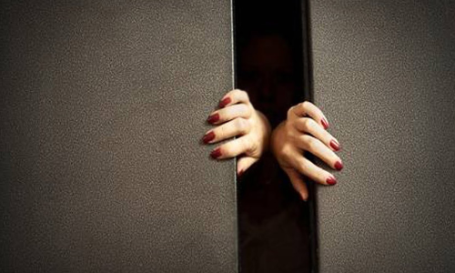 ലി​ഫ്റ്റി​ൽ കു​ടു​ങ്ങി​യ മൂ​ന്നു​പേ​രെ അ​ഗ്നി​ര​ക്ഷാ​സേ​ന ര​ക്ഷ​പ്പെ​ടു​ത്തി