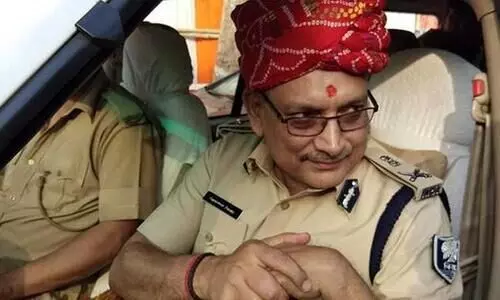 ബിഹാർ മുൻ ഡി.ജി.പിയുടെ രാഷ്​ട്രീയ പ്രവേശനം; ദേവേന്ദ്ര ഫഡ്​നാവിസിനെ പരിഹസിച്ച്​ മഹാരാഷ്​ട്ര കോൺഗ്രസ്​