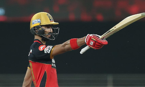 ദേവ്​ദത്തും ഫിഞ്ചും തുടങ്ങി; ഡിവി​ല്ലിയേഴ്​സ്​ തീർത്തു; 200 കടന്ന്​ ബാംഗ്ലൂർ