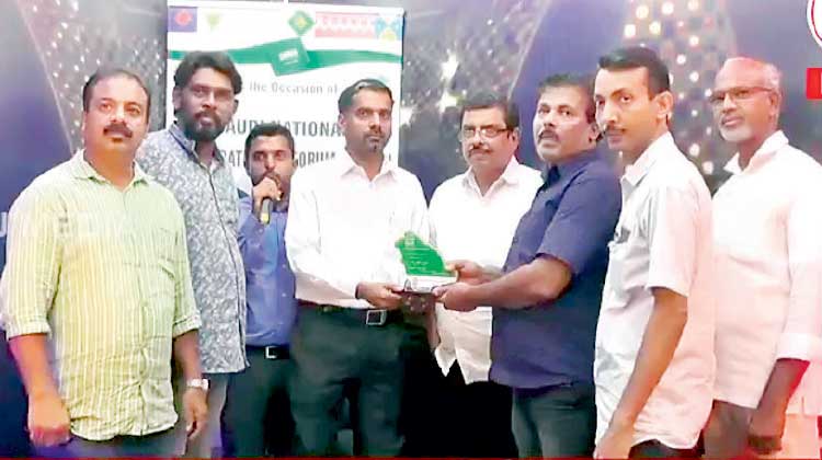 ലാലു മീഡിയ പ്രവർത്തകർക്ക് ഫ്രറ്റേണിറ്റി ഫോറത്തിെൻറ ആദരം ലാലു മീഡിയ പ്രവർത്തകർക്ക് ഫ്രറ്റേണിറ്റി ഫോറത്തിെൻറ ആദരം