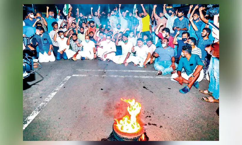 ഗർഭസ്ഥ ശിശുക്കളുടെ മരണം: മഞ്ചേരി മെഡിക്കൽ കോളജിൽ എം.എസ്.എഫ് പ്രതിഷേധം; റോഡ് ഉപരോധിച്ചു ഗർഭസ്ഥ ശിശുക്കളുടെ മരണം: മഞ്ചേരി മെഡിക്കൽ കോളജിൽ എം.എസ്.എഫ് പ്രതിഷേധം; റോഡ് ഉപരോധിച്ചു