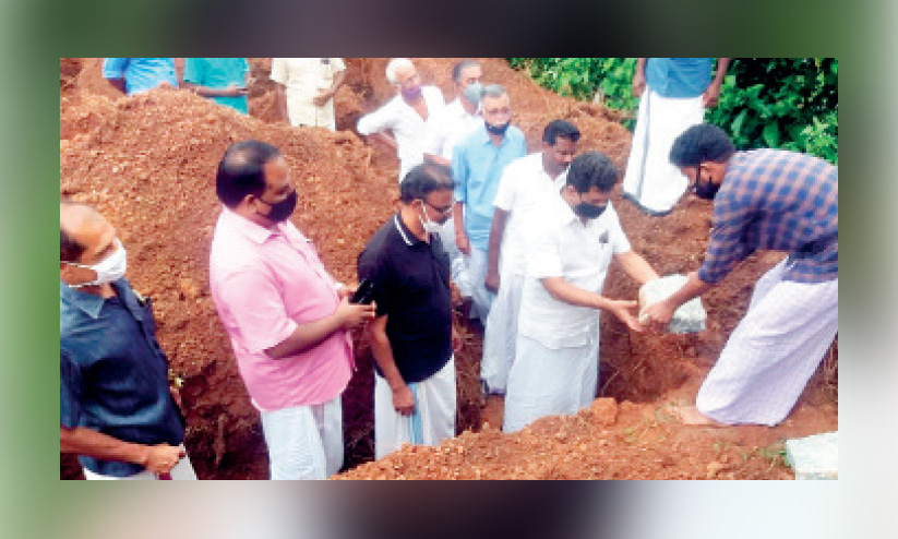 കവളപ്പാറ ദുരന്തബാധിതര്ക്കുള്ള വീടുകള്ക്ക് തറക്കല്ലിട്ടു കവളപ്പാറ ദുരന്തബാധിതര്ക്കുള്ള വീടുകള്ക്ക് തറക്കല്ലിട്ടു