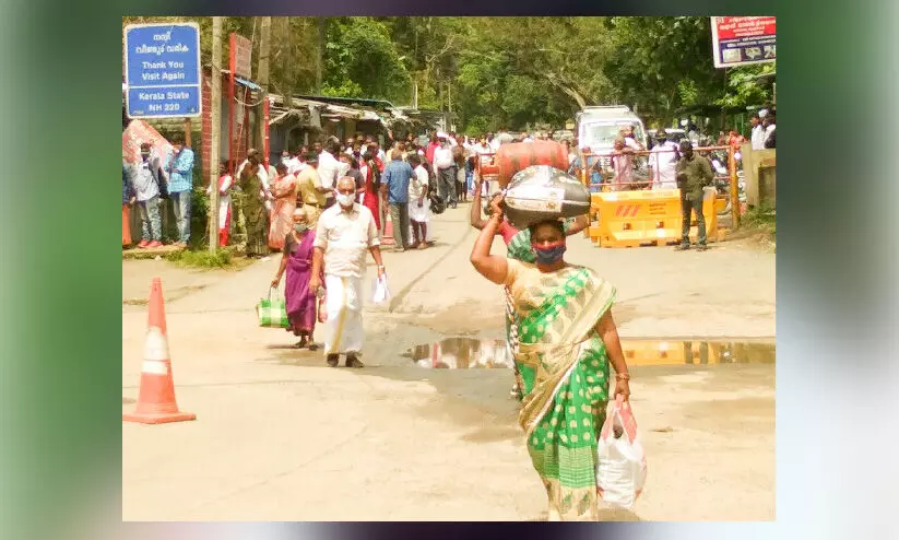 കോവിഡ് ജാഗ്രത തകിടംമറിയുന്നു; അതിർത്തി കടക്കാൻ വൻതിരക്ക് കോവിഡ് ജാഗ്രത തകിടംമറിയുന്നു; അതിർത്തി കടക്കാൻ വൻതിരക്ക്
