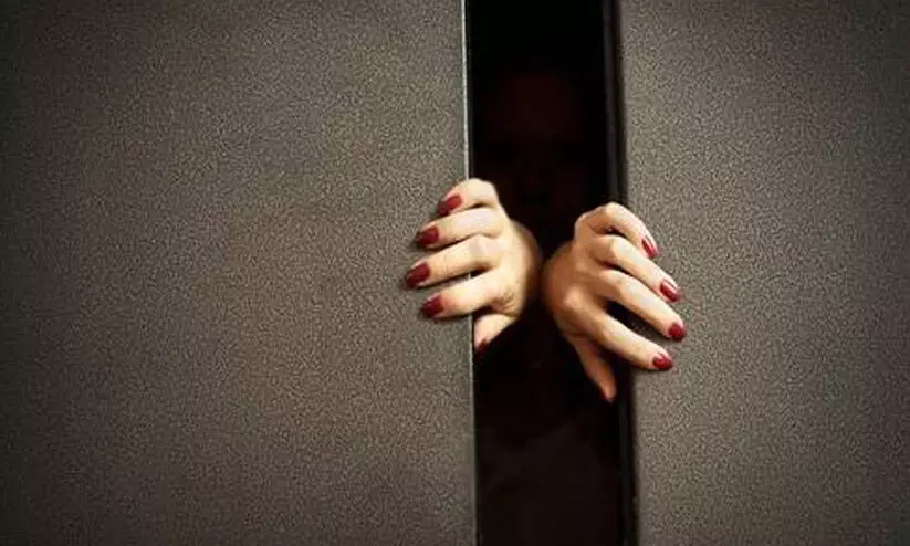 ലി​ഫ്റ്റി​ൽ കു​ടു​ങ്ങി​യ മൂ​ന്നു​പേ​രെ അ​ഗ്നി​ര​ക്ഷാ​സേ​ന ര​ക്ഷ​പ്പെ​ടു​ത്തി