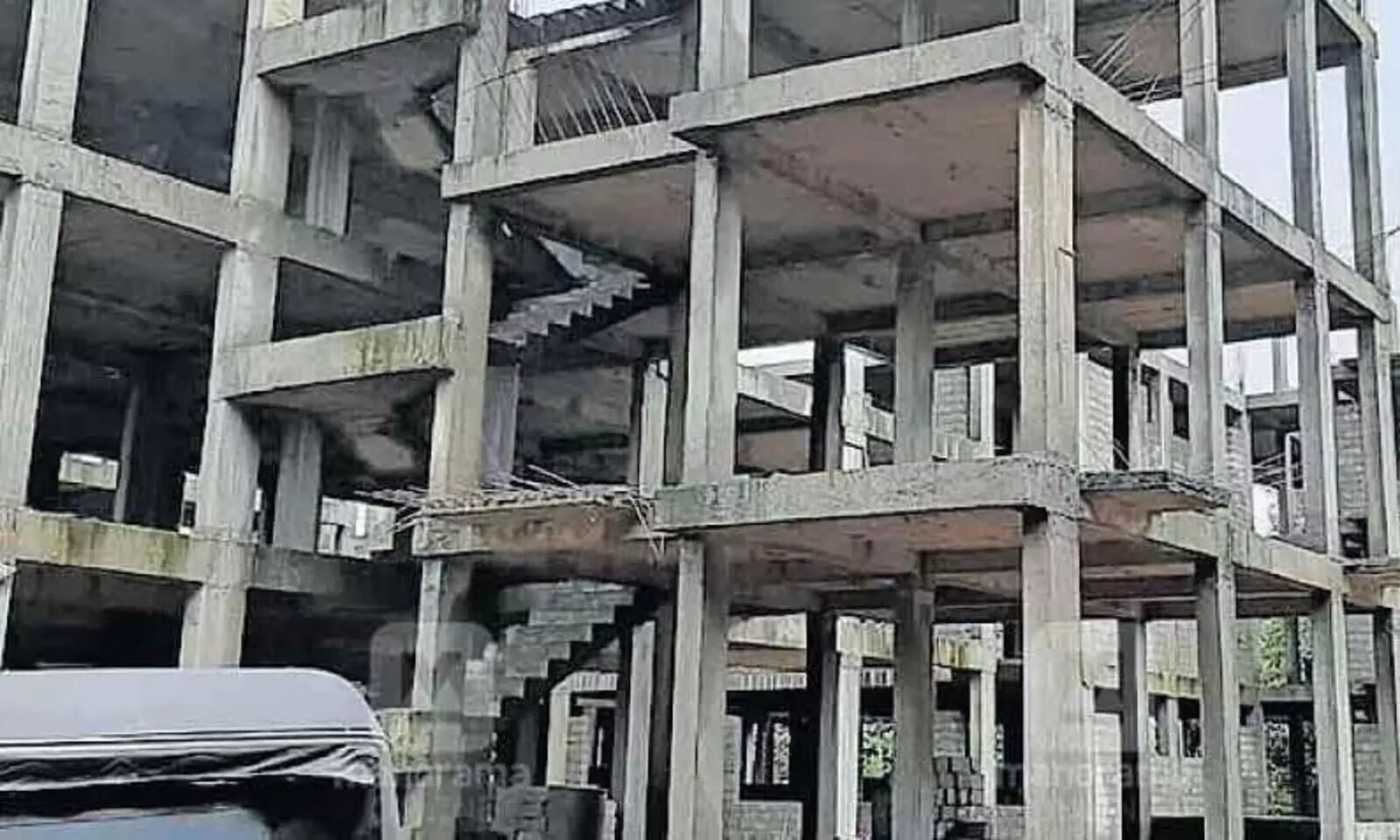 വടക്കാഞ്ചേരി ലൈഫ് മിഷൻ ഫ്ലാറ്റ് നിർമാണം നിർത്തിവെച്ചു; നഗരസഭയിൽ സി.ബി.ഐ പരിശോധന വടക്കാഞ്ചേരി ലൈഫ് മിഷൻ ഫ്ലാറ്റ് നിർമാണം നിർത്തിവെച്ചു; നഗരസഭയിൽ സി.ബി.ഐ പരിശോധന