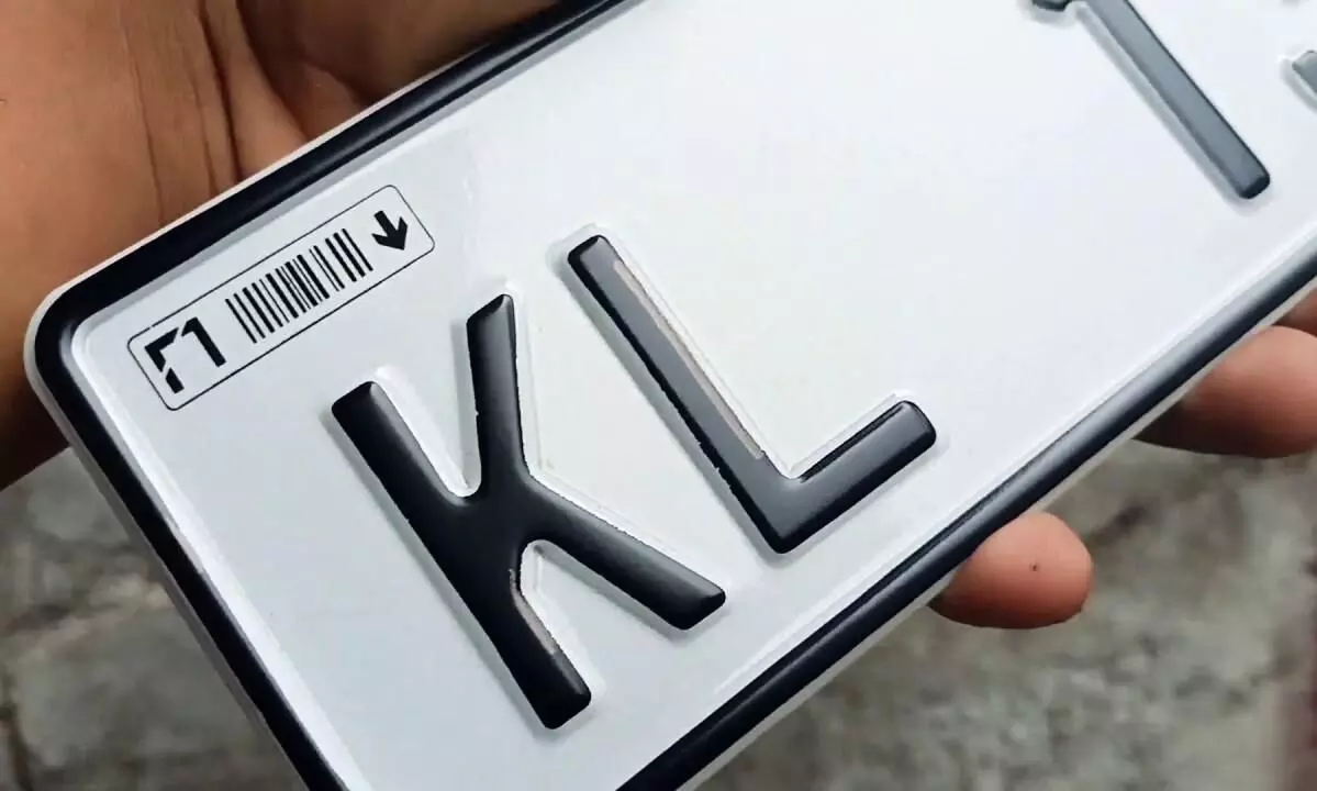 എന്താണീ അതിസുരക്ഷാ നമ്പർ പ്ലേറ്റ്; ആരാണിത് വാഹനങ്ങളിൽ പിടിപ്പിച്ച് നൽകുക -അറിയേണ്ടതെല്ലാം എന്താണീ അതിസുരക്ഷാ നമ്പർ പ്ലേറ്റ്; ആരാണിത് വാഹനങ്ങളിൽ പിടിപ്പിച്ച് നൽകുക -അറിയേണ്ടതെല്ലാം