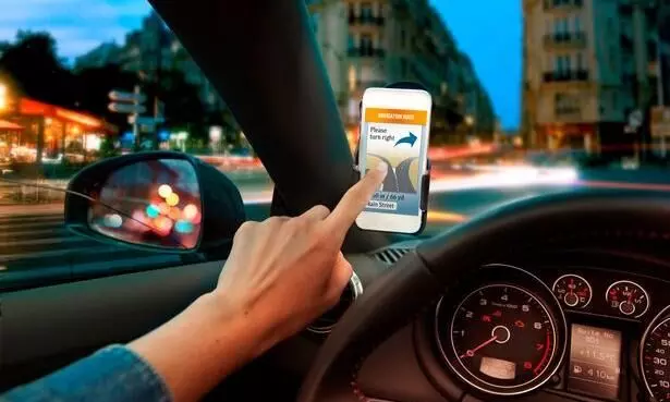 മൊബൈലുകൾക്കിനി സമ്പൂർണ നിരോധനമില്ല; മോ​േട്ടാർ വാഹന നിയമങ്ങളിലെ പരിഷ്​കാരമറിയാം