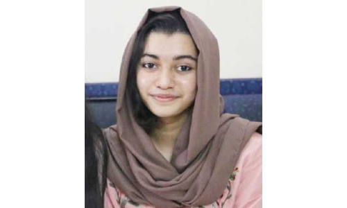 കാ​ലി​ഗ്ര​ഫി​യി​ൽ വി​സ്​​മ​യം തീ​ർ​ത്ത്​ റി​സ​യു​ടെ വ​ര​ക​ൾ