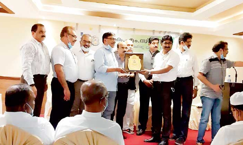 പ്ര​വി​ശ്യാ കെ.​എം.​സി.​സി യാ​ത്ര​യ​യ​പ്പ്‌ ന​ൽ​കി